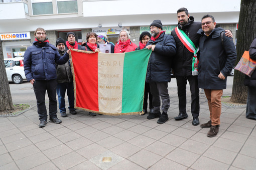A Grugliasco due prime d'inciampo in Viale Gramsci e al parco Marangoni A Grugliasco due prime d'inciampo in Viale Gramsci e al parco Marangoni