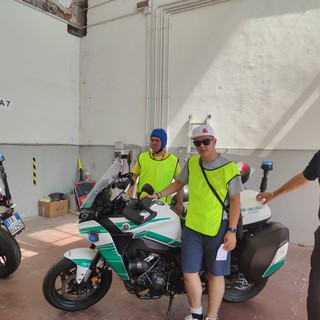 Un gruppo di ragazzi disabili in visita al comando della Polizia locale di Grugliasco