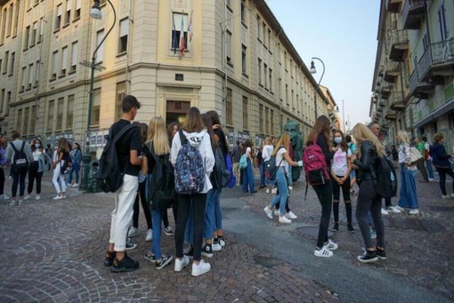 Studenti all'esterno di una scuola Studenti all'esterno di una scuola