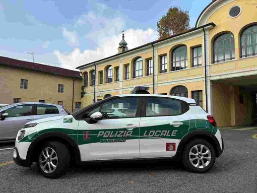 Una vettura della Polizia locale di Grugliasco Una vettura della Polizia locale di Grugliasco