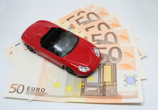 automobilina su banconote in euro