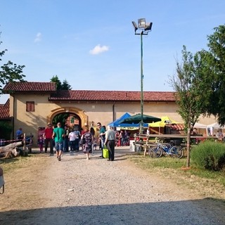 Comicità sotto le stelle: riparte il festival “L’Arte nel Pagliaio” a Cascina Duc