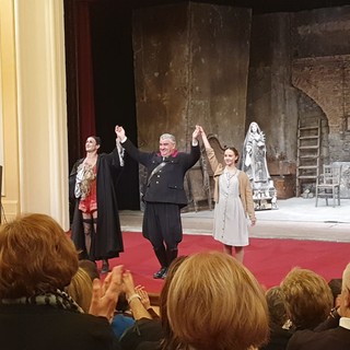 Grande successo sabato sera al Casinò di Sanremo per la pièce “Mettici la mano” di Maurizio De Giovanni