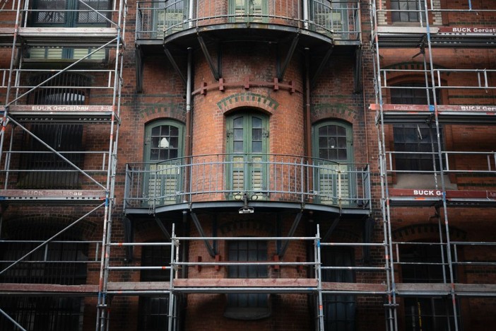 Cantieri condominiali, la guerra dei preventivi: come orientarsi tra offerte troppo diverse