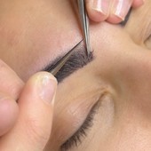 Extension sopracciglia: come funziona il trattamento e quanto dura Extension sopracciglia: come funziona il trattamento e quanto dura