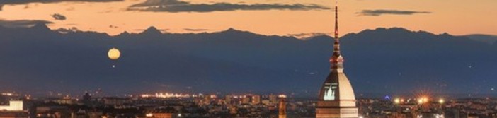Grande attesa anche a Torino per l'eclissi solare (nonostante il caldo) Grande attesa anche a Torino per l'eclissi solare (nonostante il caldo)