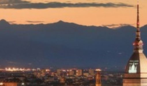 Grande attesa anche a Torino per l'eclissi solare (nonostante il caldo)