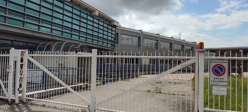 Grugliasco, la fine di un'epoca: smontate le insegne Maserati dalla fabbrica ex Bertone