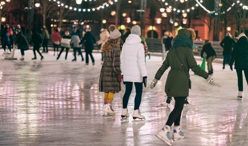 Foto d'archivio di una pista di pattinaggio su ghiaccio Foto d'archivio di una pista di pattinaggio su ghiaccio