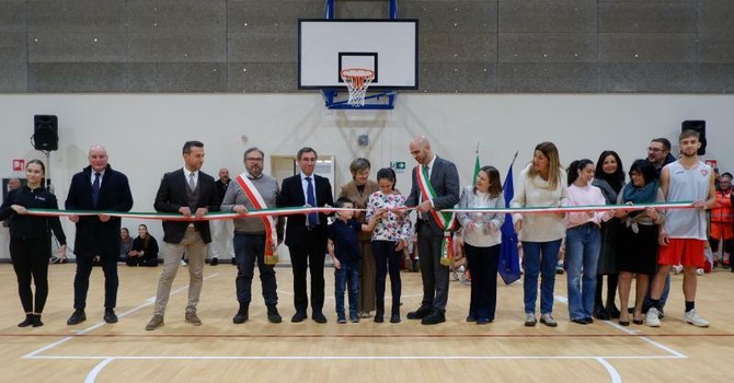 Collegno, alla scuola Matteotti inaugurata la palestra con le famiglie di Borgata Paradiso e con le associazioni