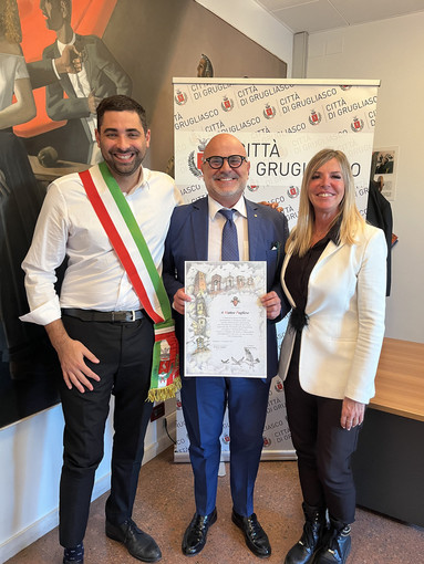 Matteo Pugliese tra il sindaco Gaito e l'assessora Colombo Matteo Pugliese tra il sindaco Gaito e l'assessora Colombo