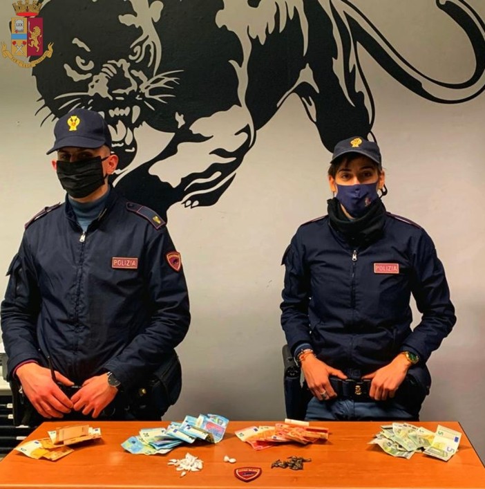 Prende il reddito di cittadinanza, ma spaccia per arrotondare: arrestato un 46enne di Grugliasco Prende il reddito di cittadinanza, ma spaccia per arrotondare: arrestato un 46enne di Grugliasco