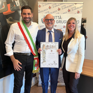 Matteo Pugliese tra il sindaco Gaito e l'assessora Colombo