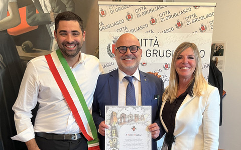 Matteo Pugliese tra il sindaco Gaito e l'assessora Colombo