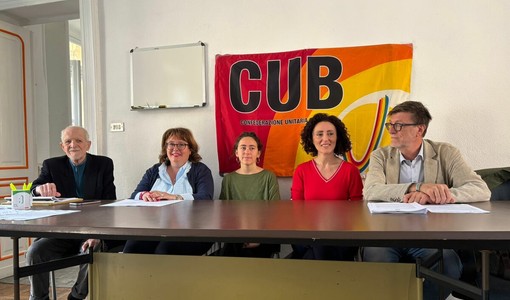 Paola Catone (al centro) con l'avvocato Simone Bisacca (a fianco)