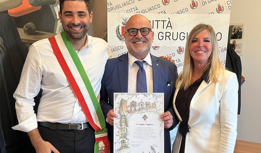 Matteo Pugliese tra il sindaco Gaito e l'assessora Colombo