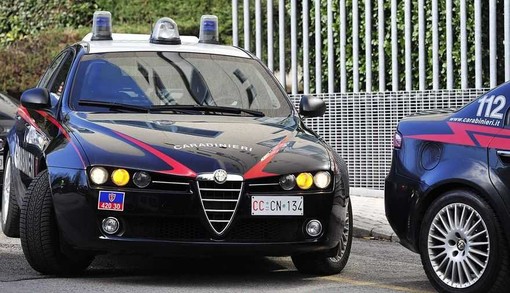 Marito tenta di uccidere la moglie a Grugliasco, indagano i carabinieri