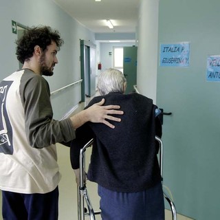 Dal 2 marzo a Grugliasco arriva il corso di caregiver per familiari: tutto quello che c'è da sapere