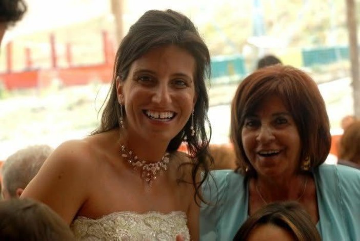Giuseppina con la figlia Barbara Pasqua nel giorno del suo matrimonio Giuseppina con la figlia Barbara Pasqua nel giorno del suo matrimonio