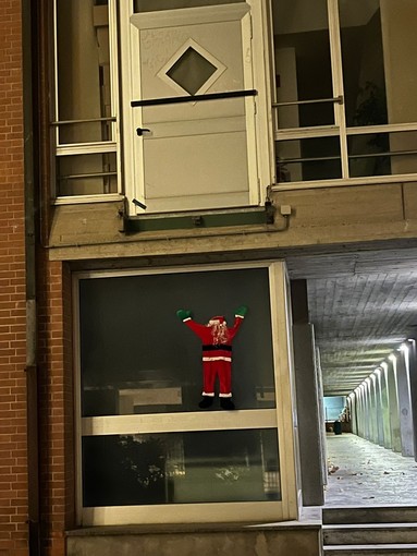 Babbo Natale sotto una porta chiusa