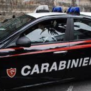 Spacca il vetro di un bus a Venaria: denunciato un 58enne
