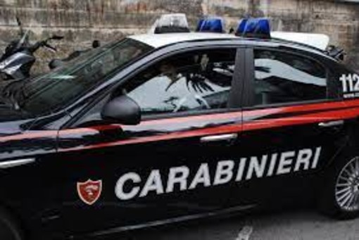 Spacca il vetro di un bus a Venaria: denunciato un 58enne