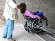 Donna disabile in carrozzina