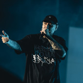 Fabri Fibra porta il nuovo album al Flowers Festival: &quot;Mi sono chiesto quando il mondo brucia, noi che facciamo?&quot;