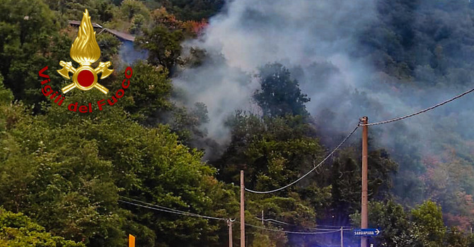 Uno degli incendi che ha colpito la provincia di Torino in queste settimane