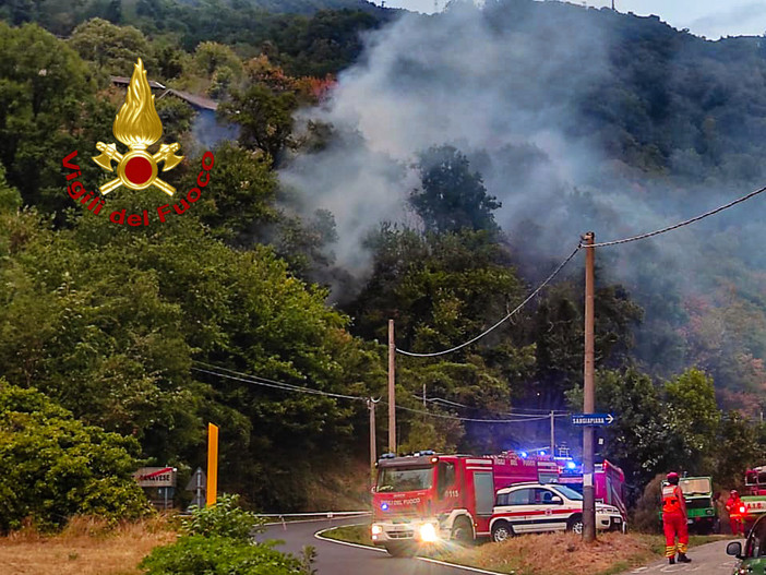 Uno degli incendi che ha colpito la provincia di Torino in queste settimane