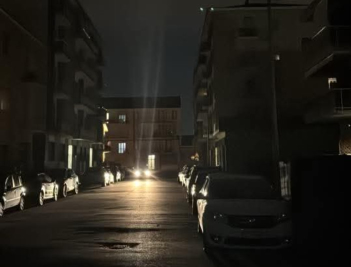 Grugliasco al buio: i vandali sabotano l'illuminazione pubblica