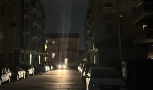 Grugliasco al buio: i vandali sabotano l'illuminazione pubblica