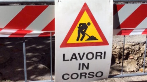 Grugliasco, lavori in corso in via Da Vinci: asfaltatura e rifacimento dei dossi