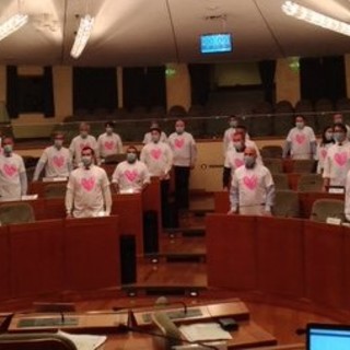 Un &quot;cuore rosa&quot; in Consiglio regionale per promuovere la prevenzione dei tumori femminili e sostenere la ricerca