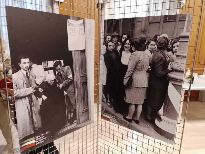 Immagini delle prime donne al voto nel 1946