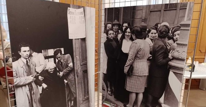 Immagini delle prime donne al voto nel 1946