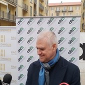 Paolo Zangrillo davanti a cartellone Atc