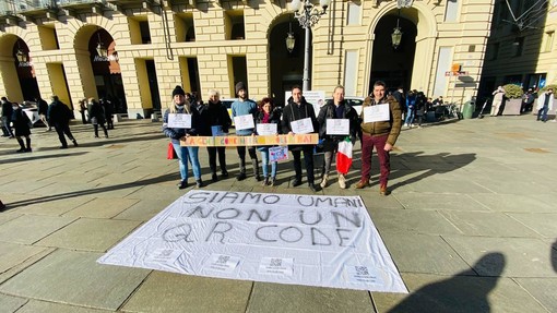 Protesta contro il green pass in piazza Castello
