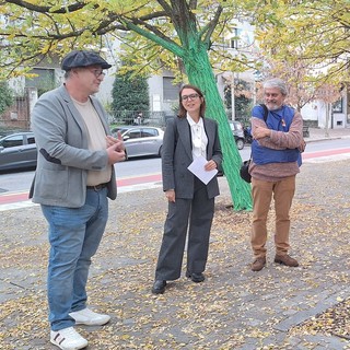 La sindaca Elena Piastra tra l'artista Osvaldo Neirotti e il Presidente dei ColoriQuadri APS Roberto Fraternali davanti all'opera gli alberi dipinti