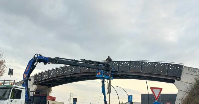 Grugliasco, conclusi i lavori di sostituzione della passerella pedonale di via De André nel Borgo Nuovo