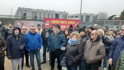 Uno degli ultimi presidi davanti ai cancelli della fabbrica