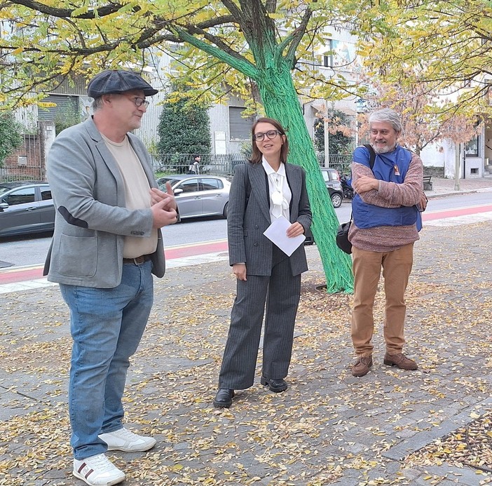 La sindaca Elena Piastra tra l'artista Osvaldo Neirotti e il Presidente dei ColoriQuadri APS Roberto Fraternali davanti all'opera gli alberi dipinti La sindaca Elena Piastra tra l'artista Osvaldo Neirotti e il Presidente dei ColoriQuadri APS Roberto Fraternali davanti all'opera gli alberi dipinti