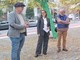 La sindaca Elena Piastra tra l'artista Osvaldo Neirotti e il Presidente dei ColoriQuadri APS Roberto Fraternali davanti all'opera gli alberi dipinti