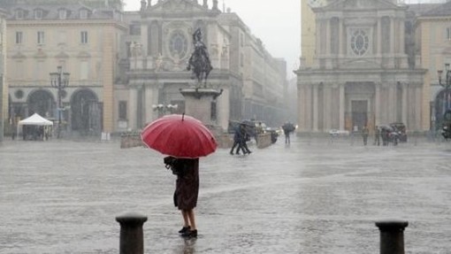pioggia in piazza San Carlo, persona con ombrello