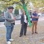 La sindaca Elena Piastra tra l'artista Osvaldo Neirotti e il Presidente dei ColoriQuadri APS Roberto Fraternali davanti all'opera gli alberi dipinti La sindaca Elena Piastra tra l'artista Osvaldo Neirotti e il Presidente dei ColoriQuadri APS Roberto Fraternali davanti all'opera gli alberi dipinti