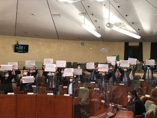 Gioco d'azzardo, iniziata in aula la discussione della nuova legge. Ostruzionismo a oltranza e proteste delle opposizioni