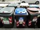Foto d'archivio di cassonetti della raccolta differenziata Foto d'archivio di cassonetti della raccolta differenziata