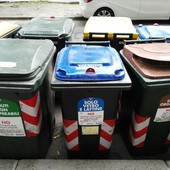 Foto d'archivio di cassonetti della raccolta differenziata