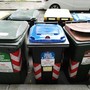 Foto d'archivio di cassonetti della raccolta differenziata