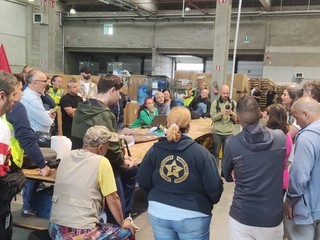 Presidio e protesta dei lavoratori di PostalCoop a Grugliasco Presidio e protesta dei lavoratori di PostalCoop a Grugliasco